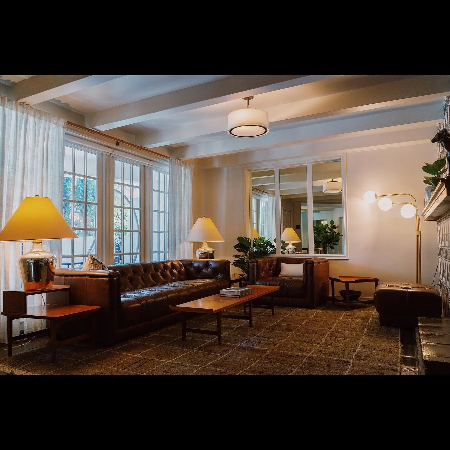 Two angles, one room&hellip;Room 1, The Continental @villaroyale_palmsprings is grand enough to call home for as long as you can stay ✨
📸 @shevakafai 
&bull;
&bull;
&bull;
#boutiquehotel #palmsprings #interiordesign #interiordecor #spatialdesign #pa