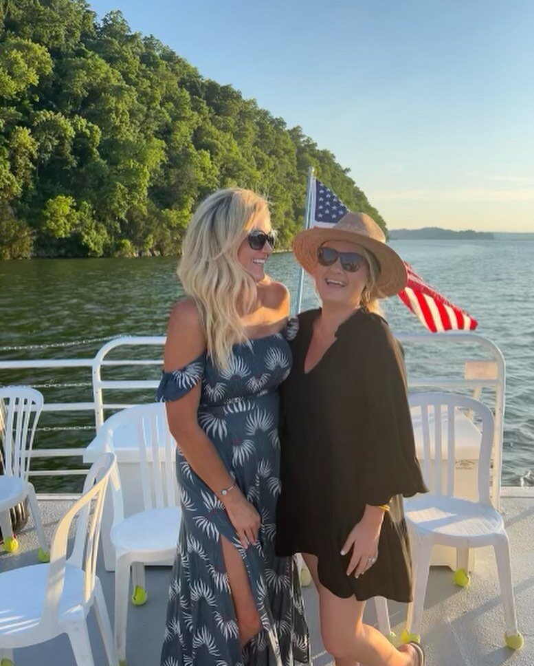 Such a fun evening on the sunset dinner cruise on Lake Guntersville last night! 🇺🇸 ☀️ I&rsquo;m an atmosphere gal and not much beats cruising around the lake at sunset. Add in good company to that and it makes for an evening well spent 💗 love our 