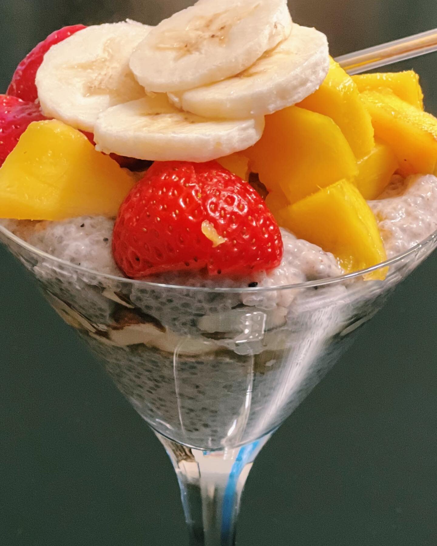 Banana and Cardamom Chia Pudding!! @juliebernier #breakfast #seasonalfood #ayurveda #spiceupyourlife #spiceupyourhealth #chiaseeds #fiber #protein #plantprotein #pudding #spices #coconut-milk #delicious