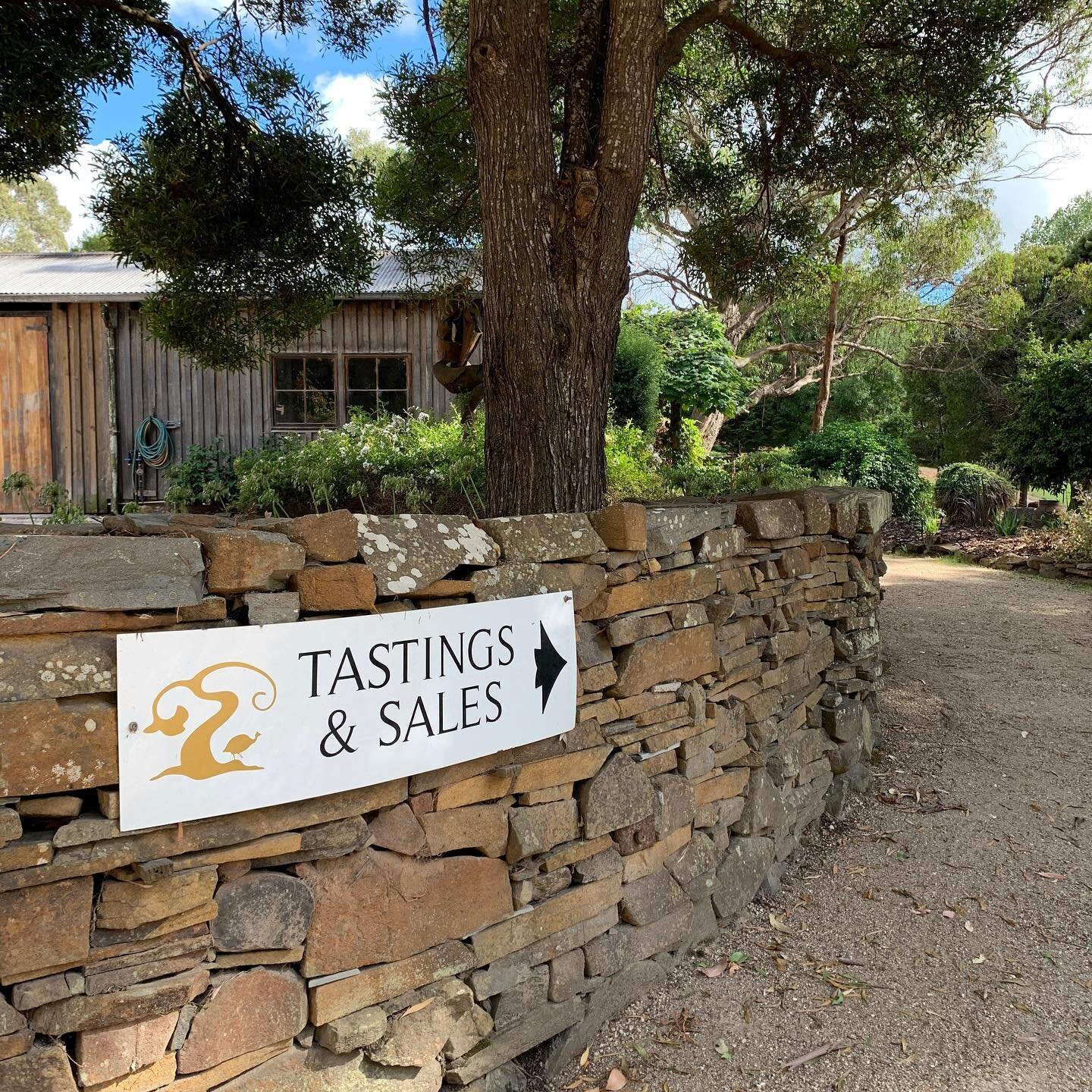 Right this way...for a personalised tasting @delamerevineyard. Grown, made and bottled on the estate, owners Fran and Shane aim to &ldquo;encapsulate the story of each season&rdquo; in their beautiful wines.

Tasting included in our Pipers Traditiona