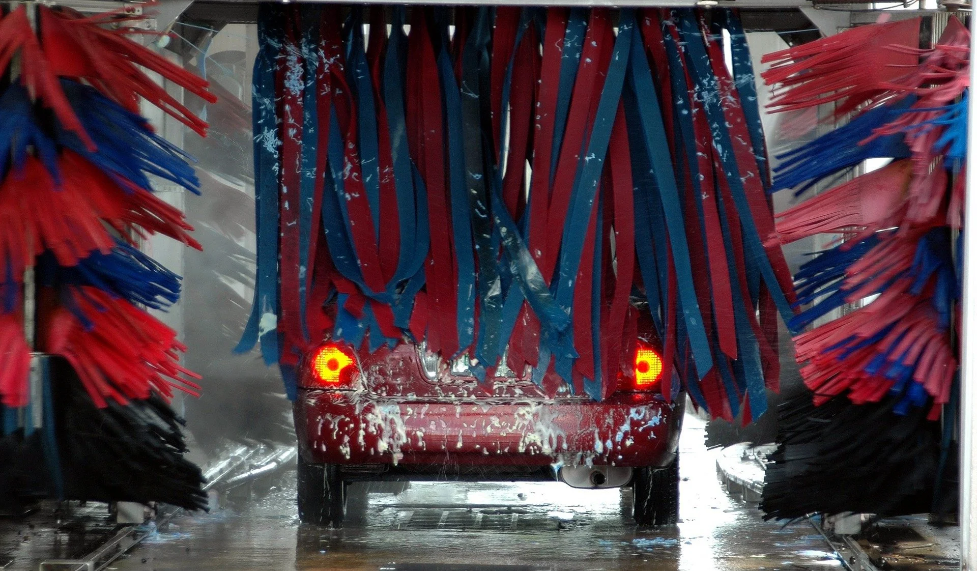 Hand Wash (DIY) vs. Automated Car Wash: KeepingYour Vehicle Clean During the Winter