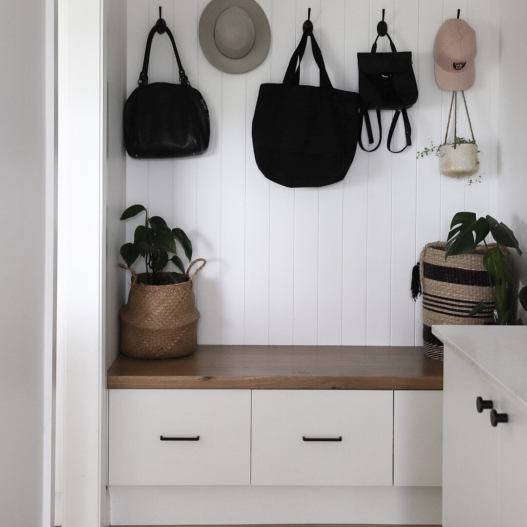 A must have in the modern family home . Hanging space + draws for shoes or school bags . 
⠀⠀⠀⠀⠀⠀⠀⠀⠀
Builder : @ak_constructions 
Photography -: @maeandco_ 
⠀⠀⠀⠀⠀⠀⠀⠀⠀
#tandtmudgee #triedandtrusted #mudgee #carpets #vinyl #tiles #kitchens #kitchendesig
