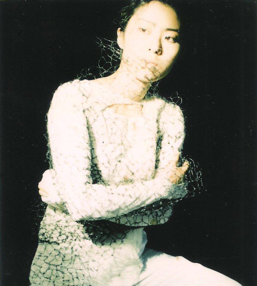 Drawing Performance in wearable sculptural drawing, "Wire Jacket", 1995, reformed white clothes, projecting wire drawing, New York. Photo: Sunmi Lee. © Sun K. Kwak