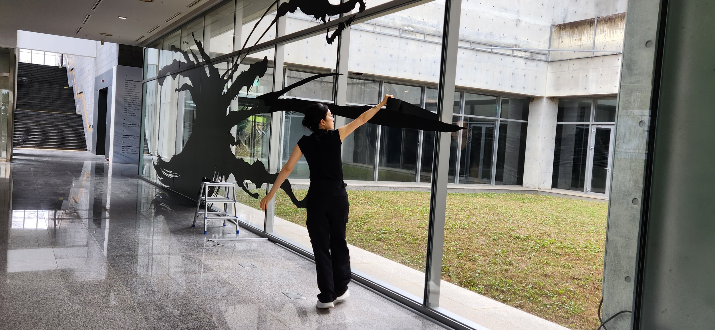"Drawing Performance: 'Drawing as Invisible Lines' for the completion of the project 'Untying Space_Drawing in the Gap.'" , Jeju Museum of Art, Korea, 2023
(c) Sun K. Kwak, All r