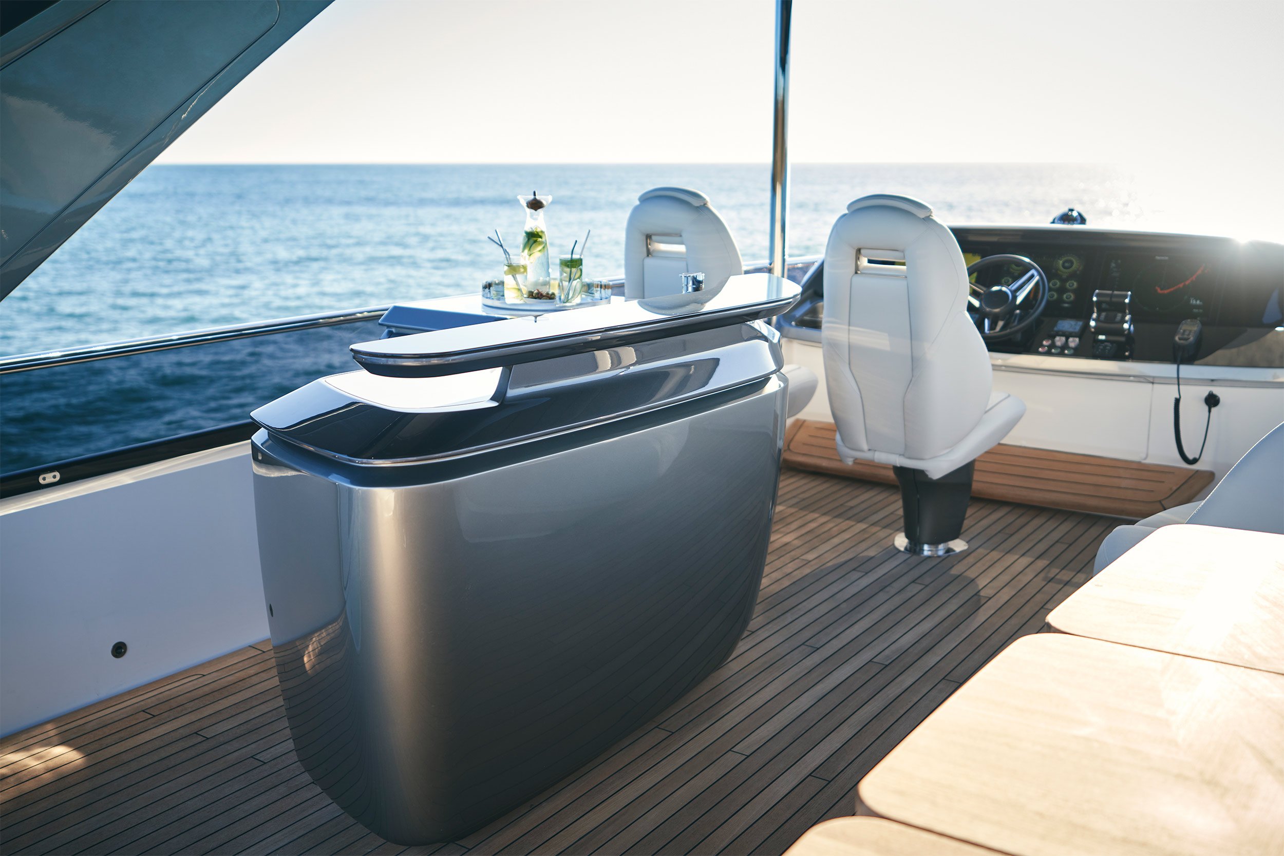 Princess_Yachts_Australia_Y72_Flybridge_Bar_1.jpg