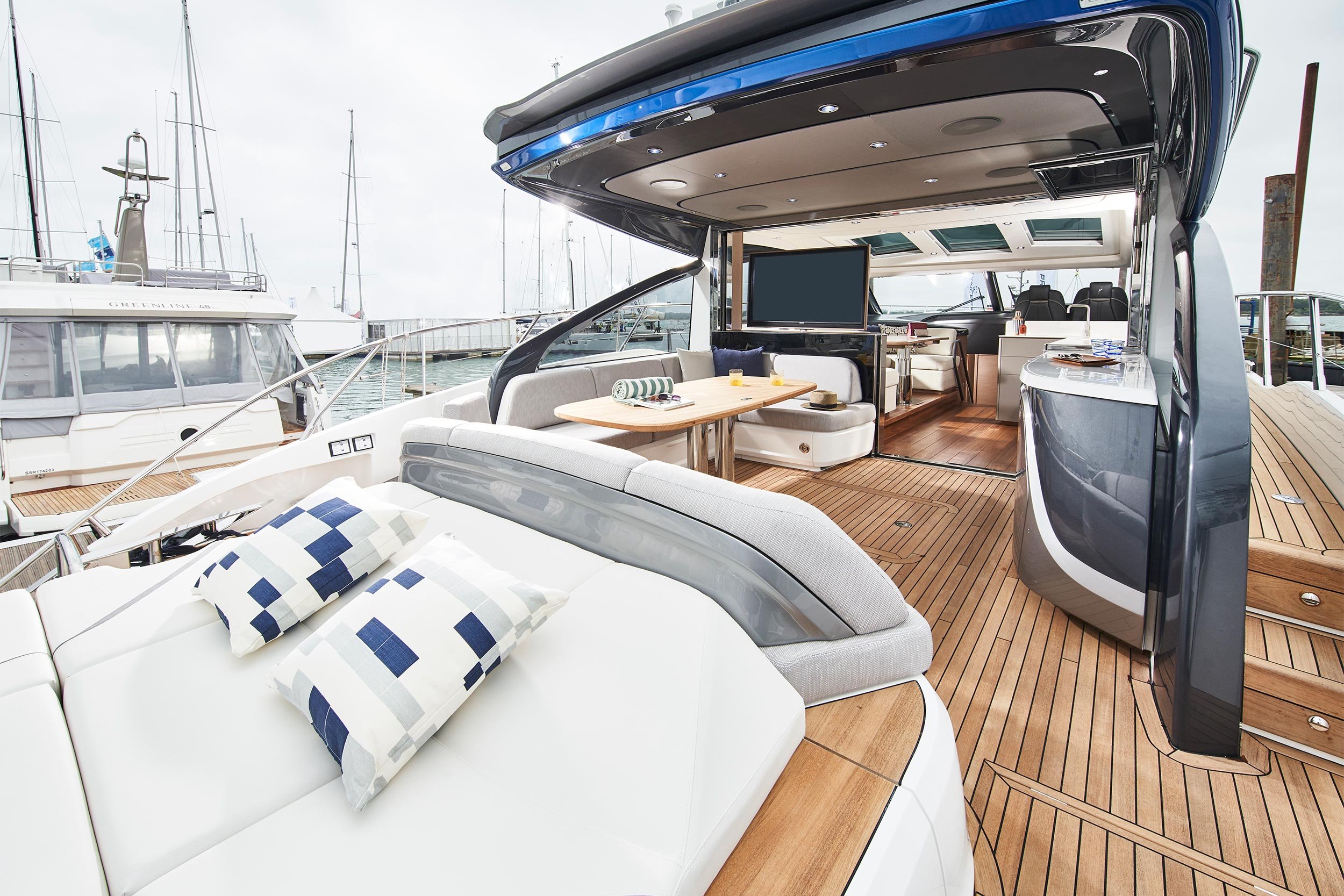 Princess_Yachts_Australia_V55_Cockpit_1.jpg