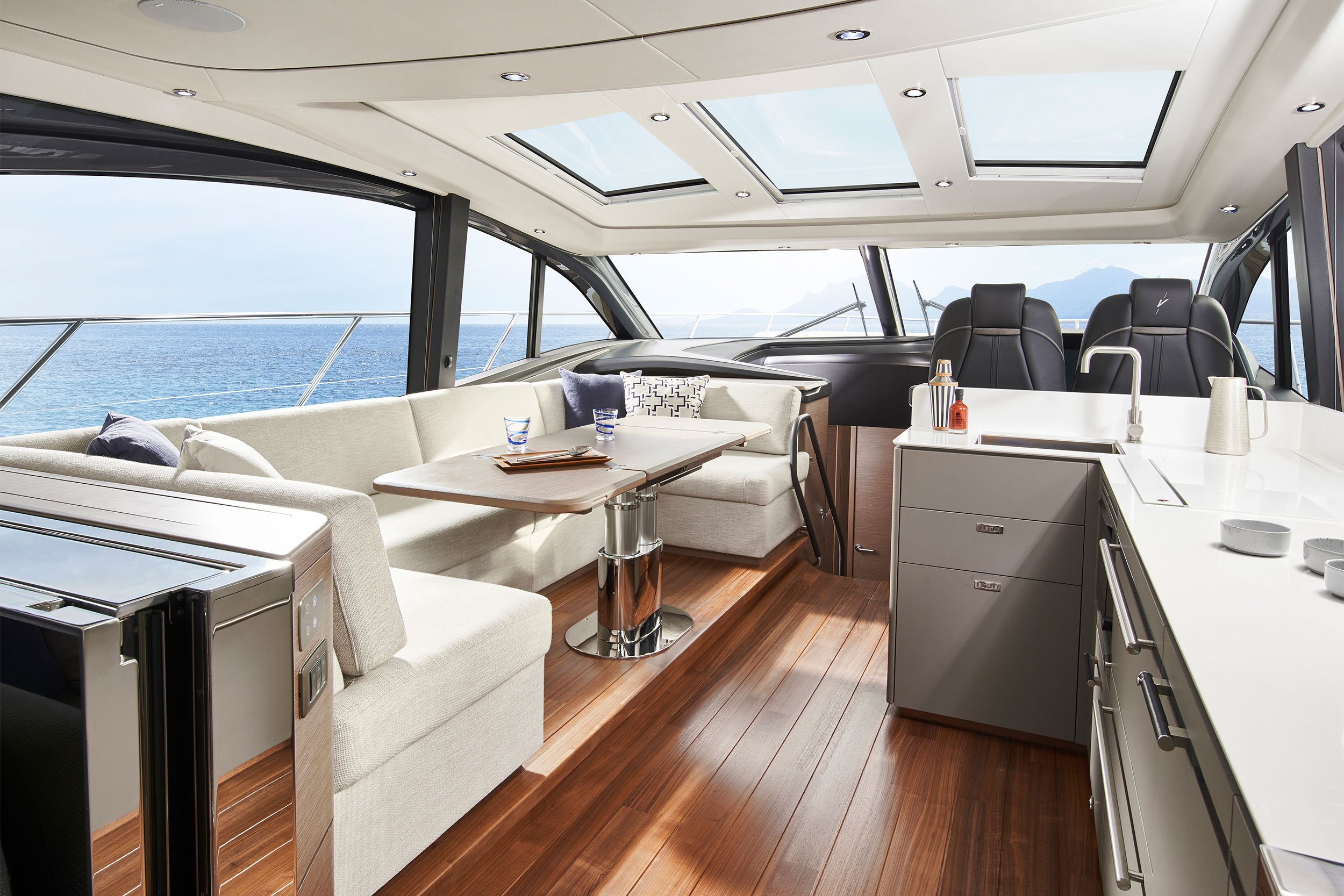 Princess_Yachts_Australia_V55_Saloon_1.jpg