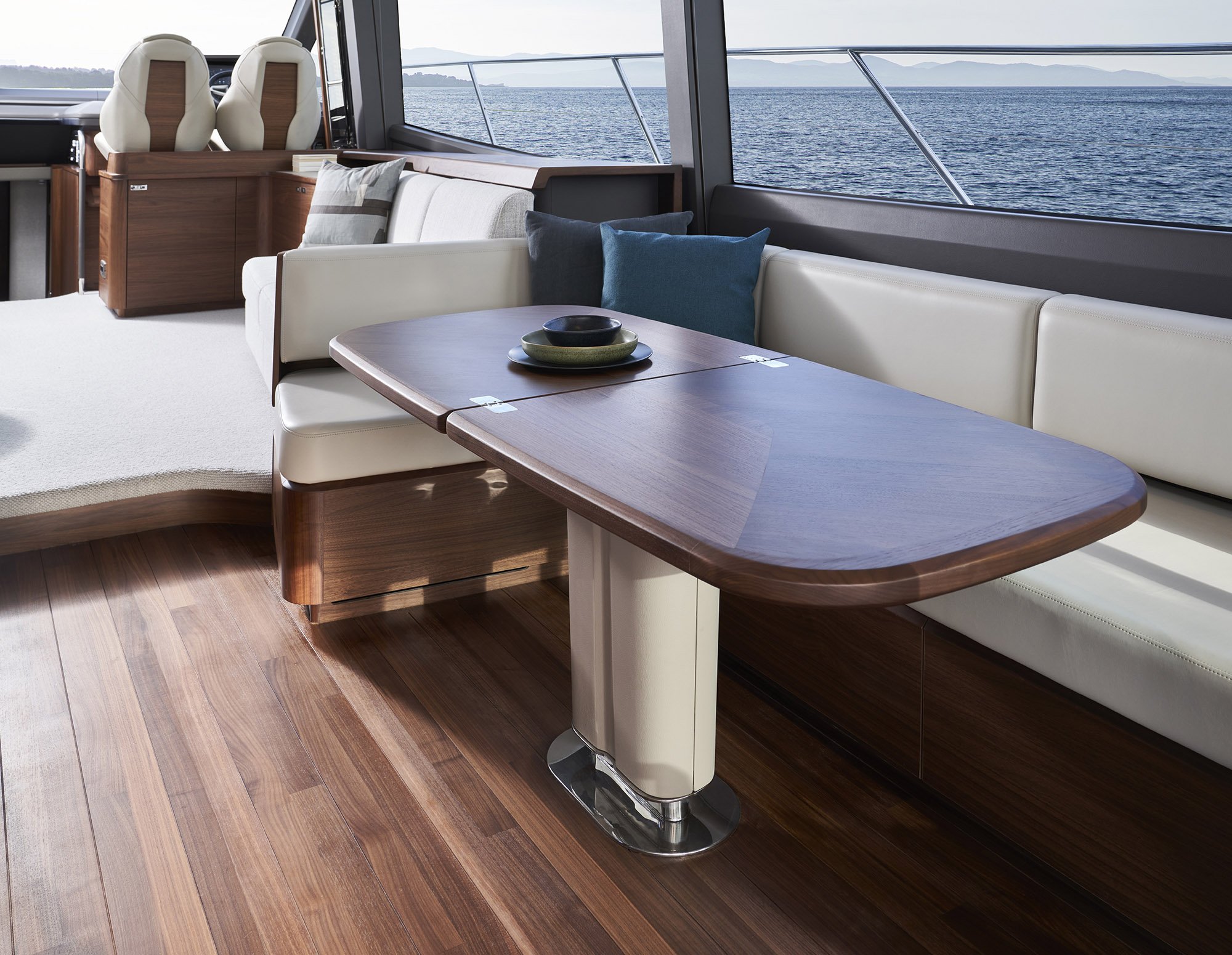 Princess_yachts_F65_Dinette.jpg