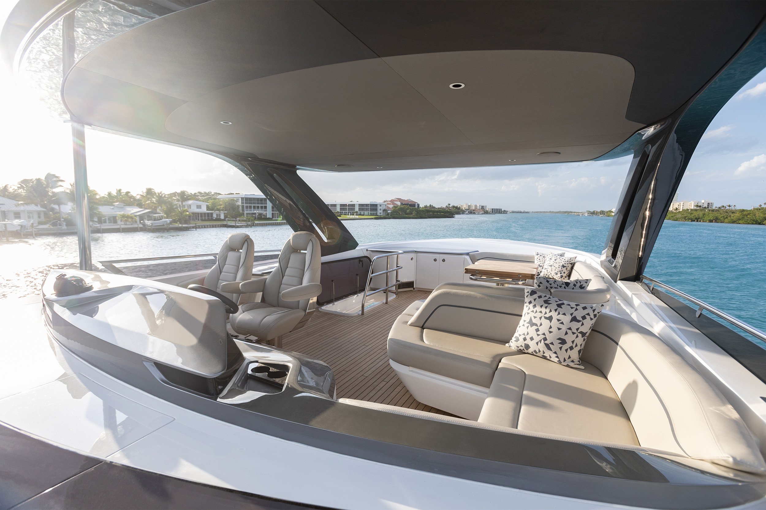 Princess_Yachts_S72_Flybridge_1.jpg