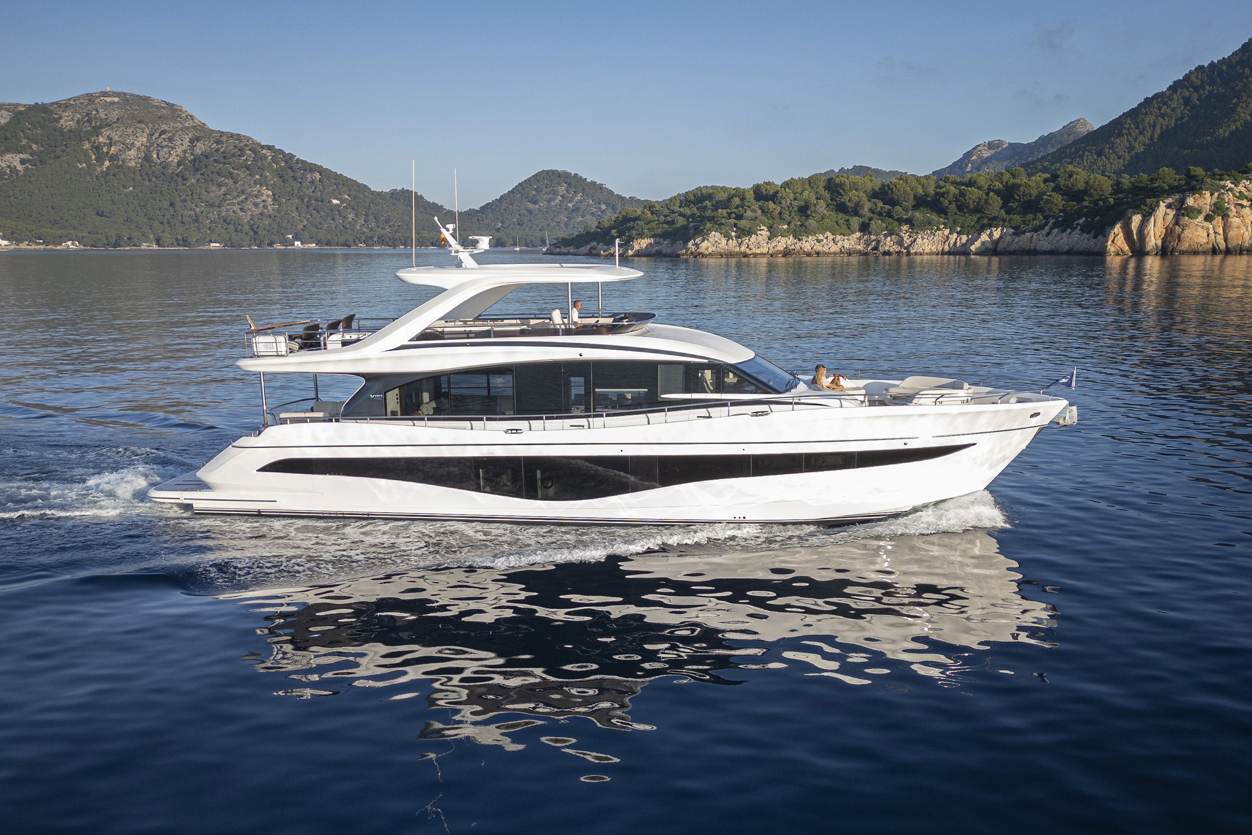 Princess_Yachts_Y80_Exterior_1.jpg