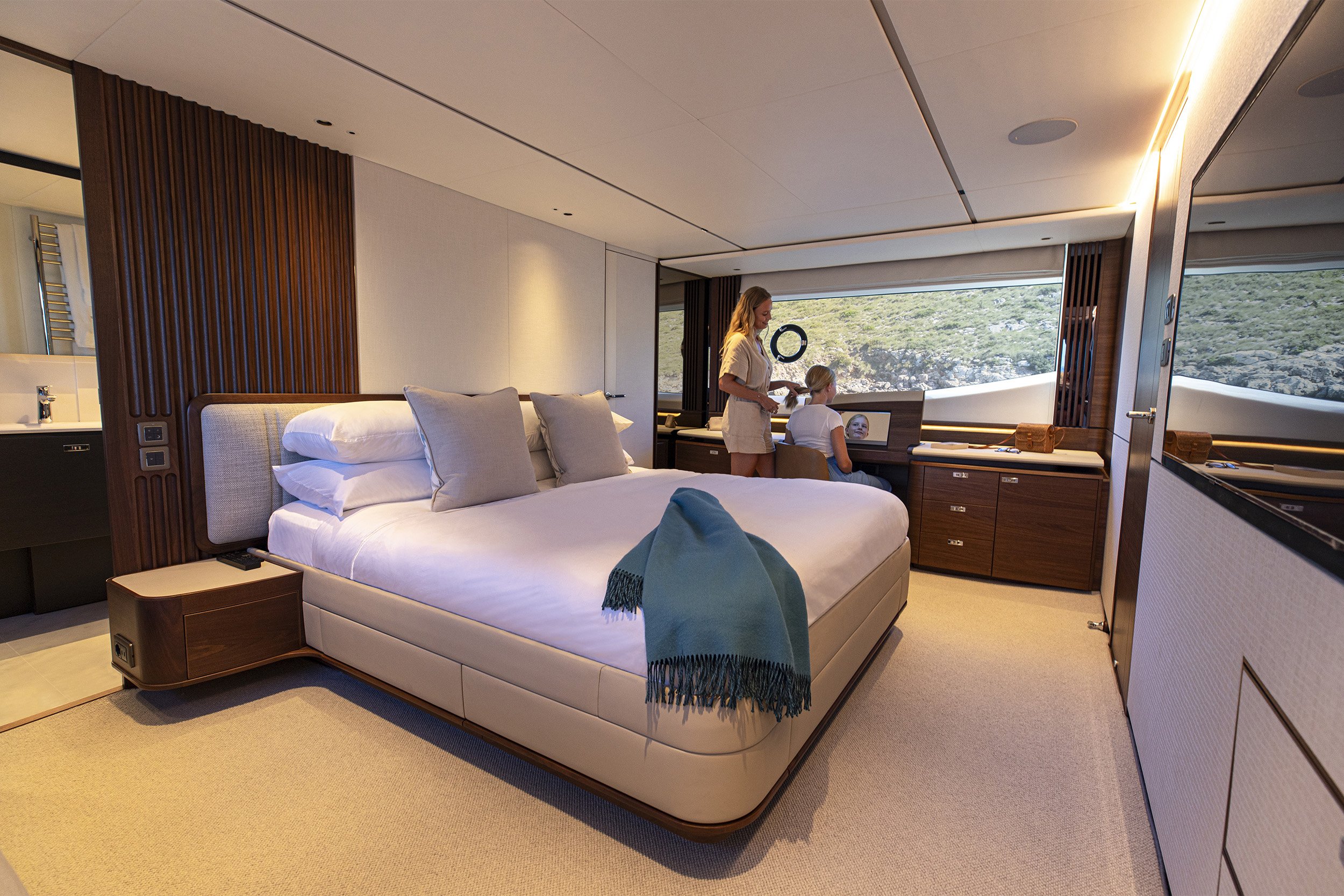 Princess_Yachts_Y80_Master_Stateroom_1.jpg