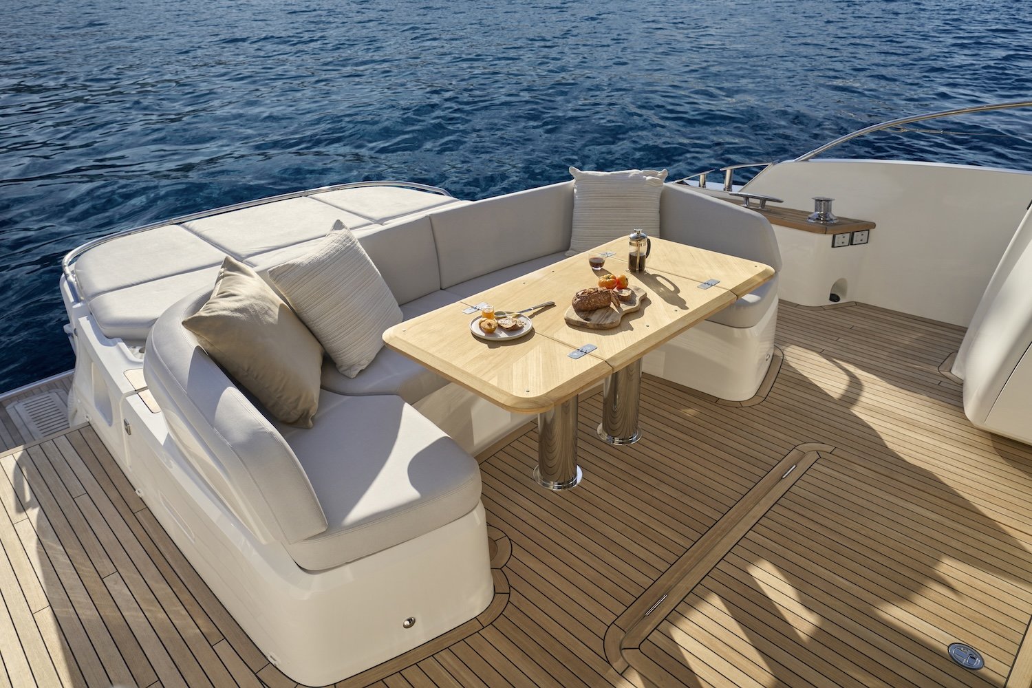Princess_V65-exterior-cockpit.jpg