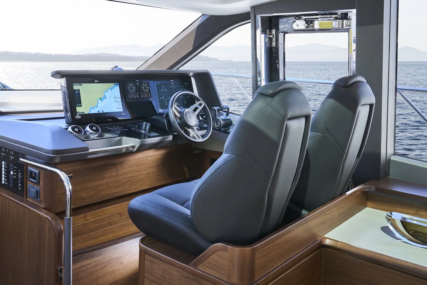 Princess_V65-interior-helm-american-walnut.jpg