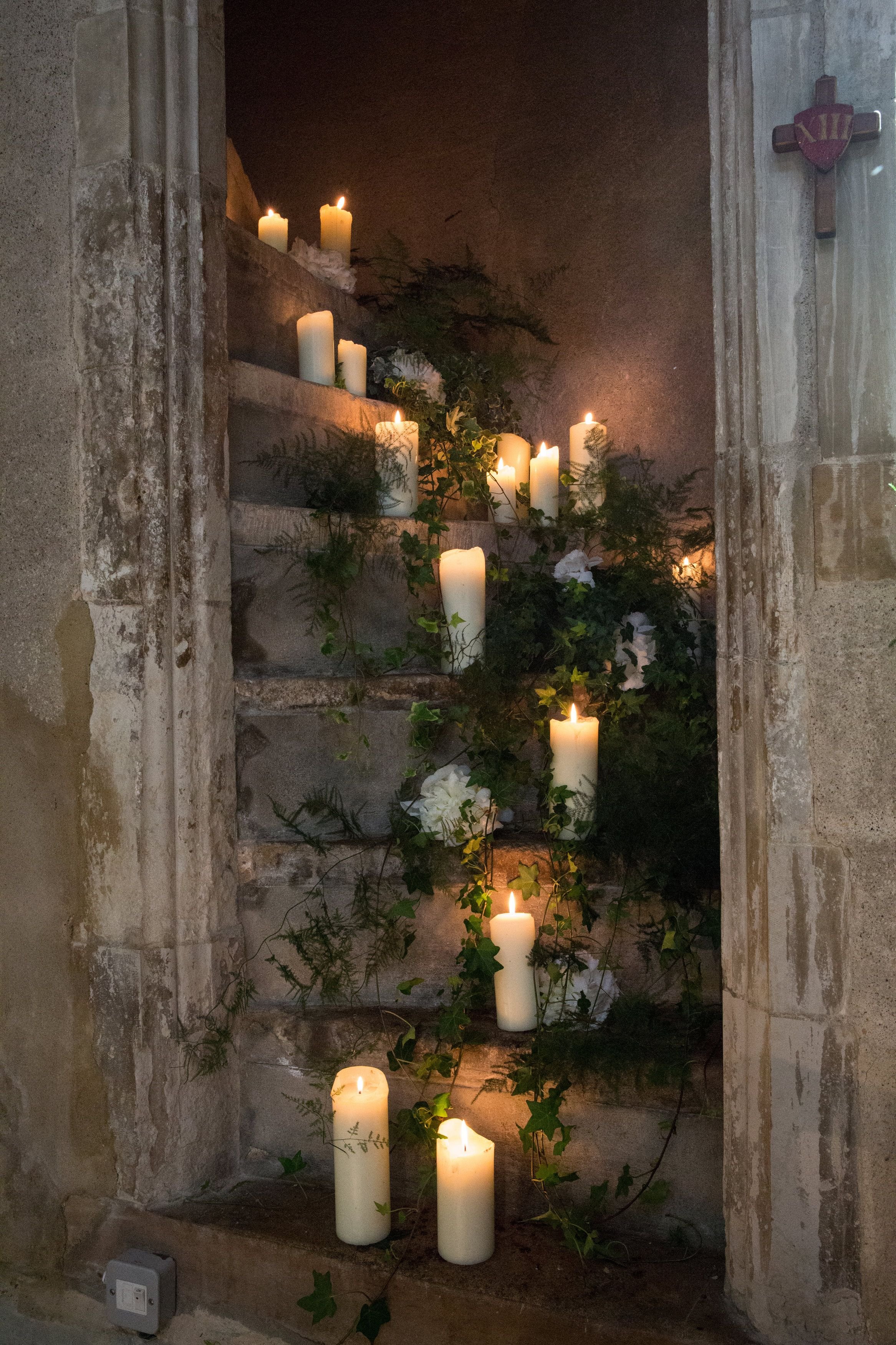 #flowers #dottiephotography #churchwedding #wedding #church #hengravehall #hengravechurch #candles #candlelit #stairs.jpeg