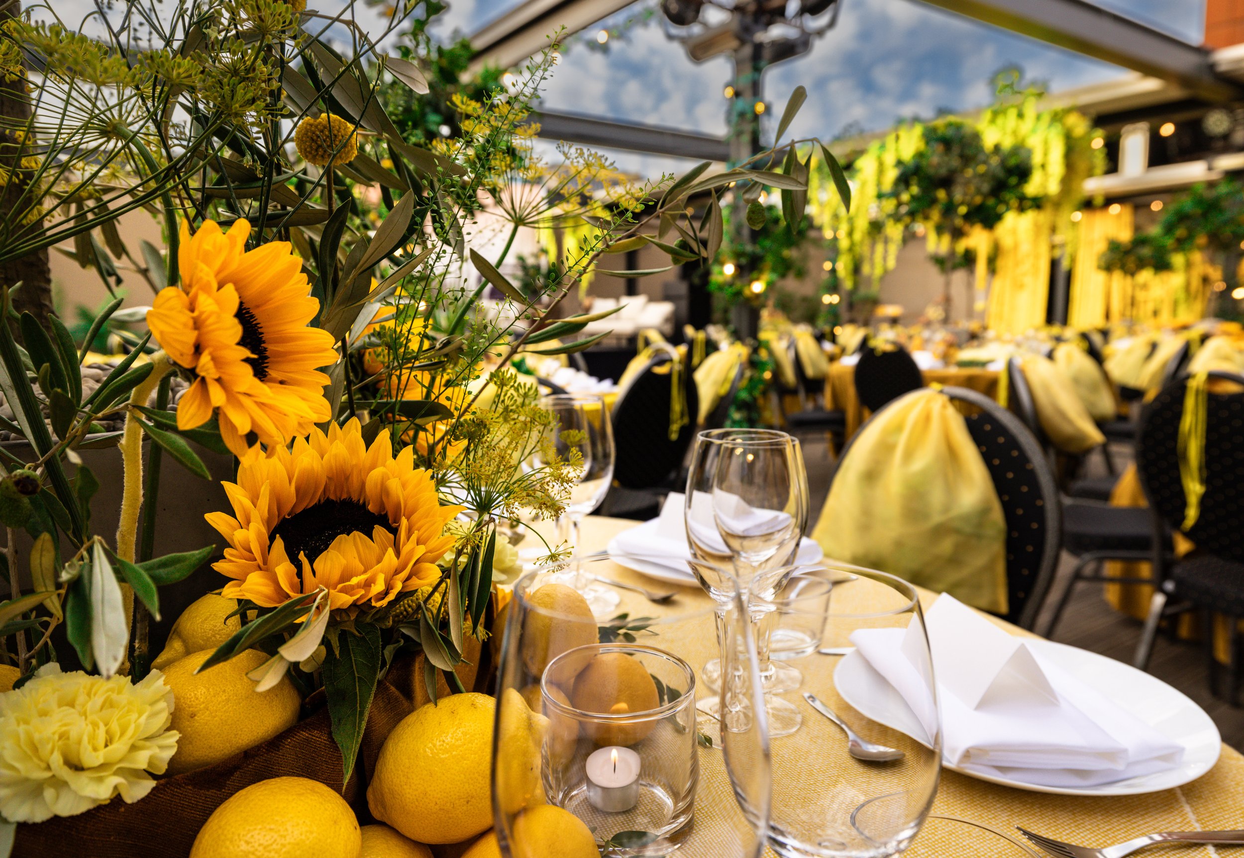 Blomster og oppdekket bord til sommerfest på Tårnet.