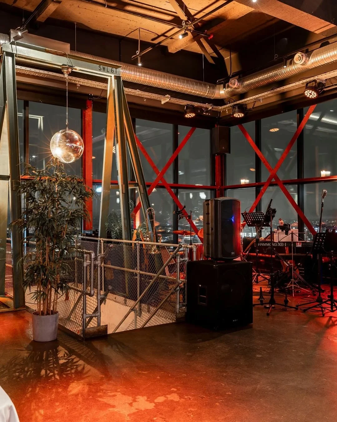 Kveldsstemning 70 meter over bakken ✨
P&aring; T&aring;rnet Kulturarena f&aring;r du lokaler med utsikt, atmosf&aelig;re og akkurat den festviben du dr&oslash;mmer om.
Inviter til fest hos oss 🥂