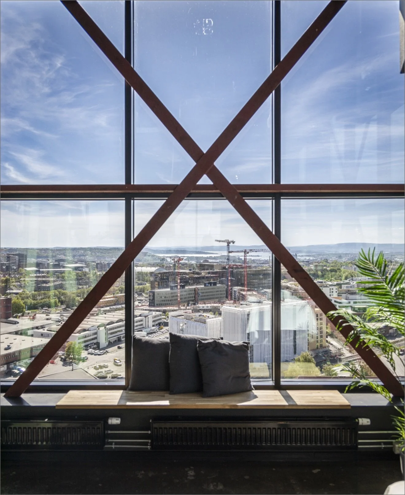 En utsikt vi aldri g&aring;r lei av! ✨
Legg ditt neste arrangement til T&aring;rnet &ndash; med panoramautsikt som setter rammen for opplevelsen.