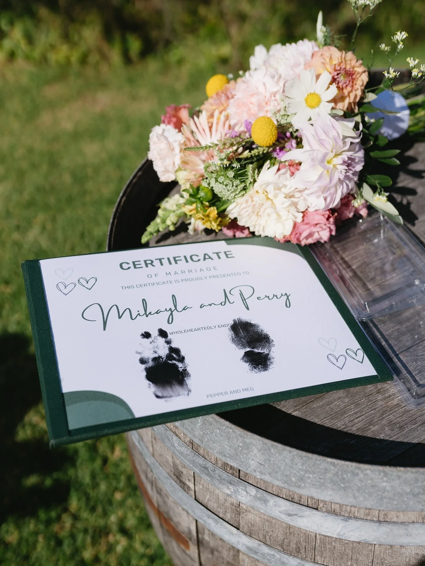 Of course Pepper and Meg had to get in on the action. We can’t let your pooches feel left out! All pets that come to support their pawrents on their big day get a little Love a Good Wedding personalised certificate to sign. πΎ 
β‘ Photo & V
