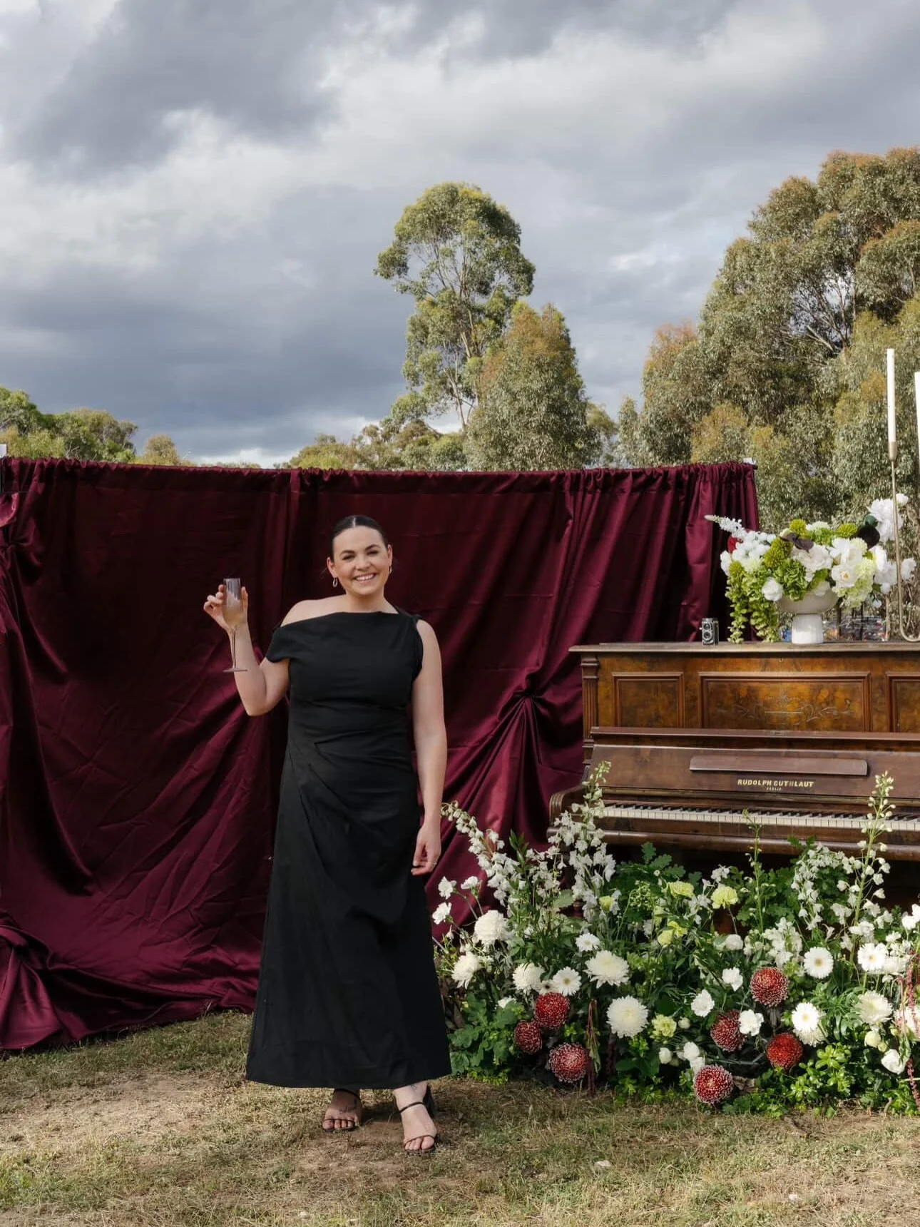 The attention to DETAAAIL, T and J had it alllll. Everywhere you looked was absolutely stunning, an outdoor set up of my dreams that still lives rent free in my head. Of course, I had to make the most of their elegant af backdrop. ✨ 

@studio.stillmu