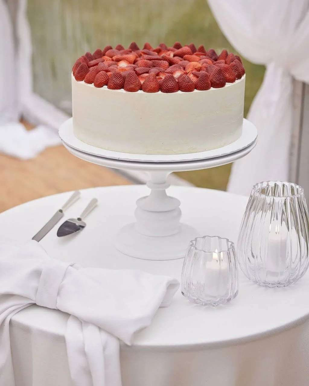 She's simple, but oh my golly isn't she beautiful. 🤍🍰

♡ Photo @lostinlove_photography 
♡ Cake @missladybirdcakes 
♡ Coordinator @weddingsofdesire 
♡ Venue @bolobek 

---- 
Celebrant and MC 
loveagoodwedding.com
---- 

 #melbourneweddings #melbourn