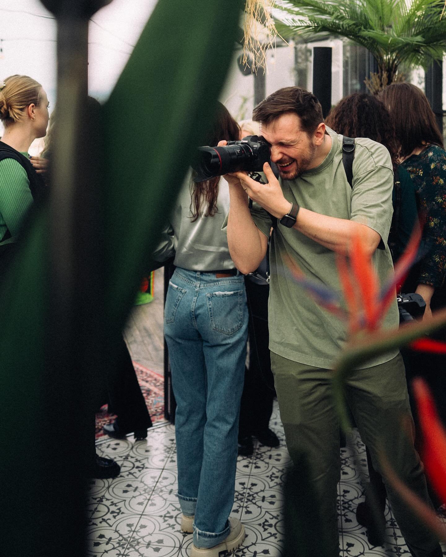 Pilnībā saprotu tos, kuriem patīk savas fotogrāfijas, kas &quot;noķertas no malas&quot;. Es arī, kad nofotografēts nezinot, labi izskatos, bet, kad kamera sejā, tad kaut kāds iek&scaron;ējais Čendlers un āksts spiežas ārā. 😆

📷 @robertsaboltins