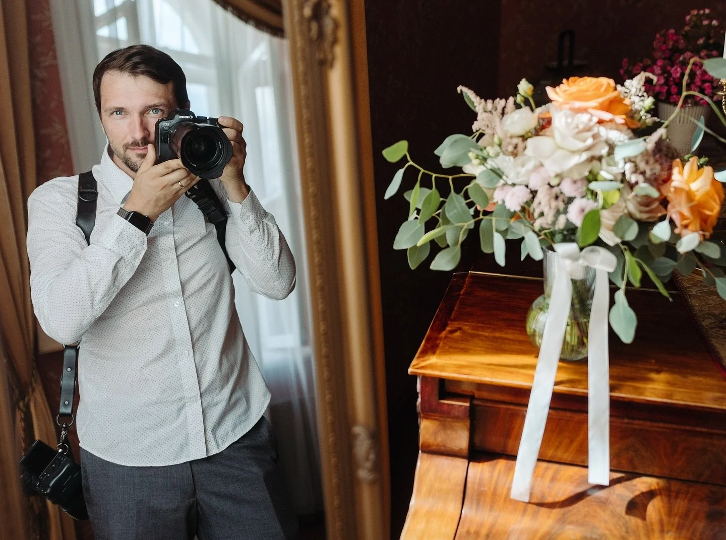 Is it really a peak wedding season moment if you don't have a selfie in mirror while shooting a wedding? 📸