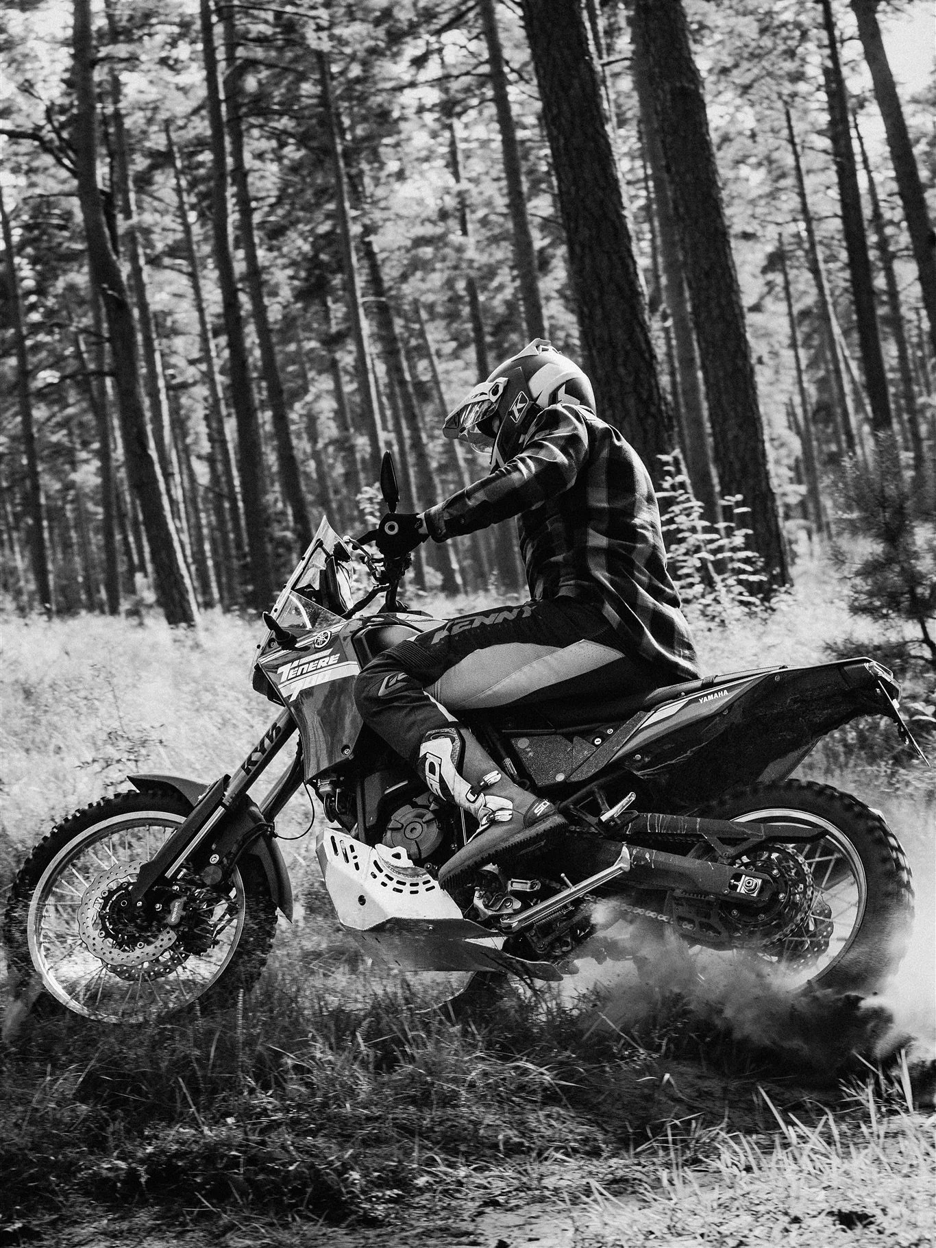 Motocikli un foto? 📸 Pasauciet mani. 😍 Promo fotosesija @curonianmoto motociklu aizsargpannām ar iespējams labāko Teneres braucēju Latvijā - @melnikov_700

Aigaram pajautā pārlēkt par baļķi - viņ&scaron; jautā cik augstu un cik reizes? 😁