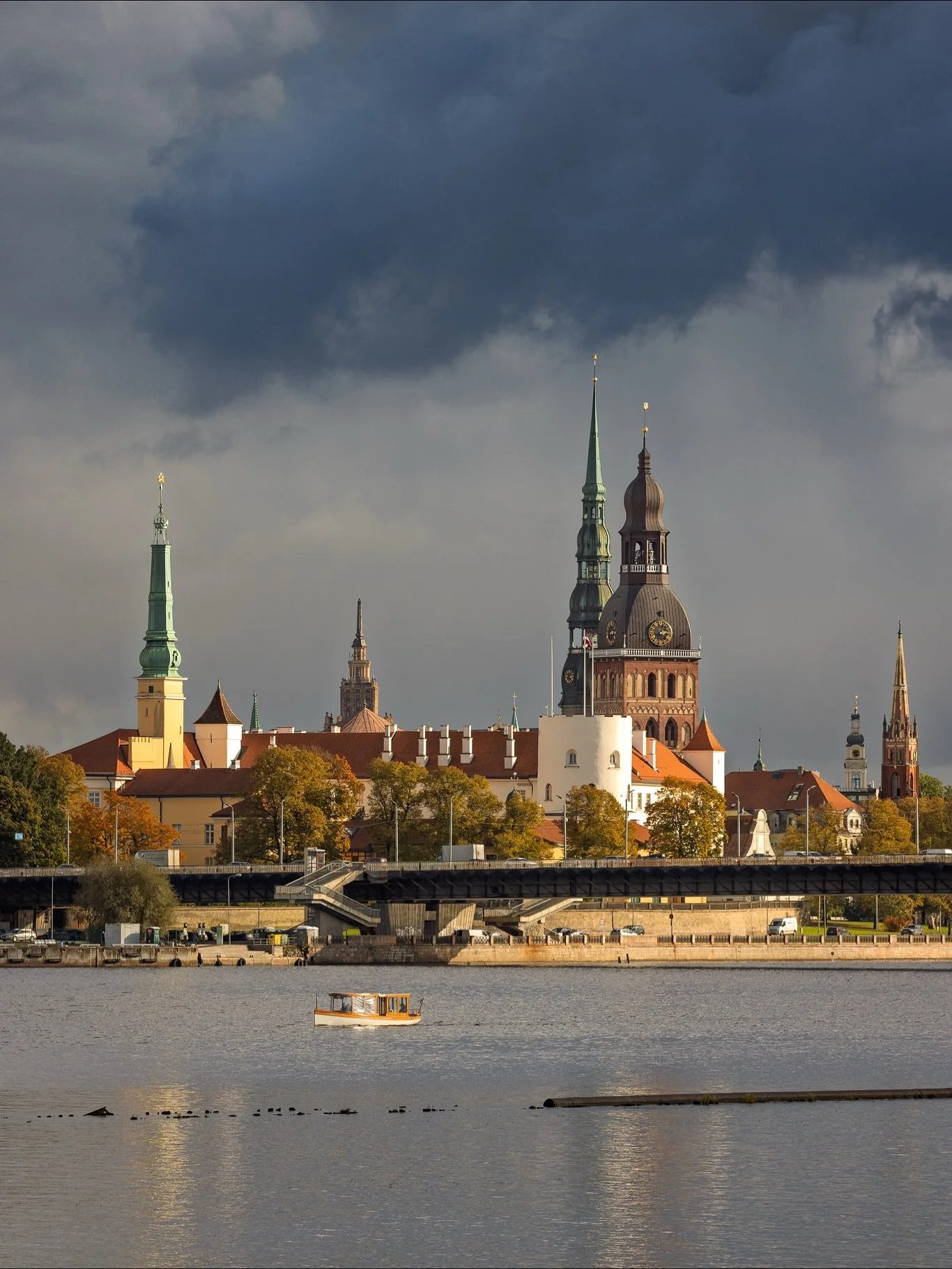 Es esmu no tiem, kuri bieži vien ir agrāk, nekā norunātais laiks. Braucot ar moci, nereti pat pārāk ātri. Tā es &scaron;odien biju stundu agrāk uz ieplānoto fotosesiju, bet man par prieku pār Rīgu pavērās &scaron;āds skats, un, par laimi, arī kamera 