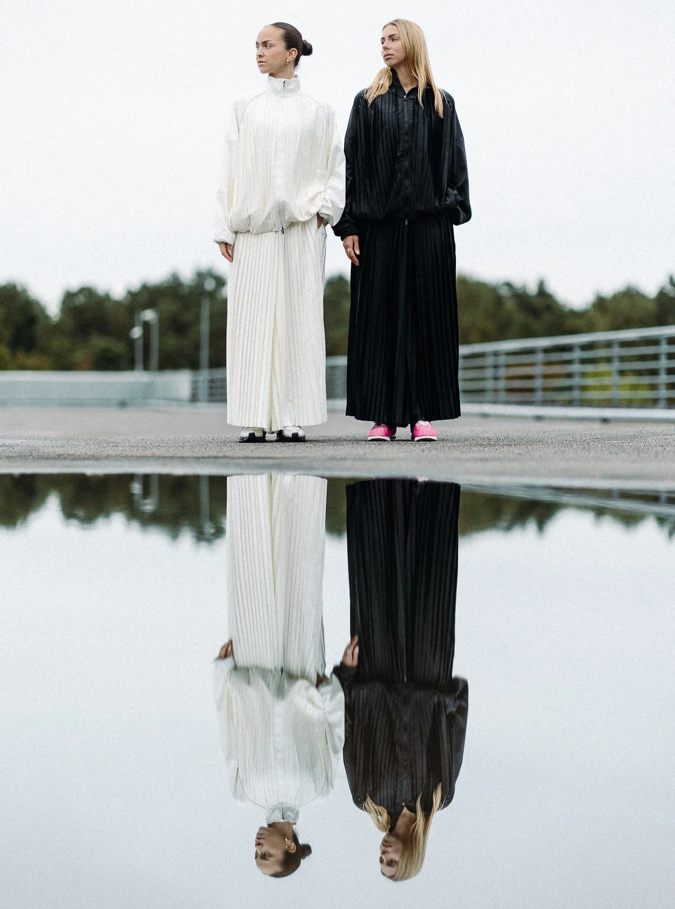 Melns un balts, iņ un jaņ, pretstati, elza un elīza, blondīne un tum&scaron;mate, pelēks alfas jumts un apsargs kur&scaron; lika pātraukt fotosesiju.