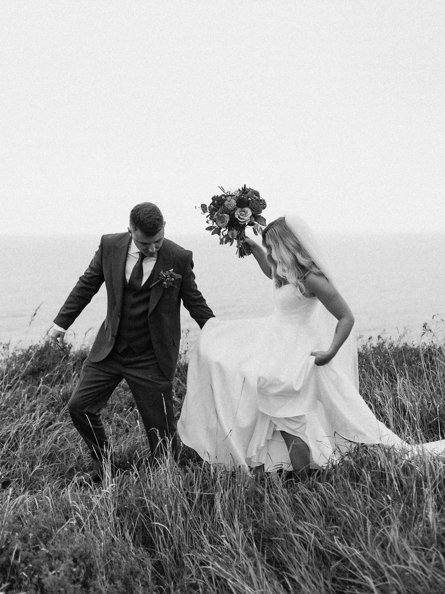 Trīs melnbaltās. Divi laimīgi cilvēki. Viena jūra.