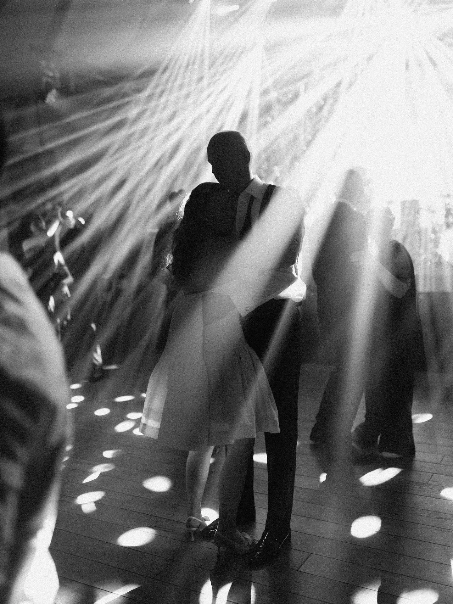 Viņi, divi, kaut arī apkārt vēl citi. Skaistas gaismas, atmosfēra.  Kaut kur fonā spēlē Renārs ar grupu un fotogrāfs to visu vēro caur savas kameras aci.