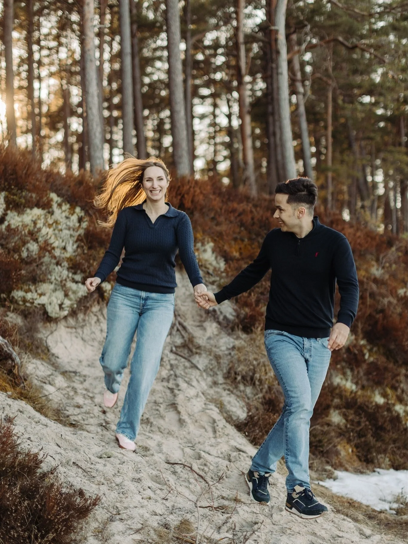 Pludmalē un mežā vēl kaut kādi sniega pārpalikumi, bet ārā gana silts un gaisma lutina. 😍