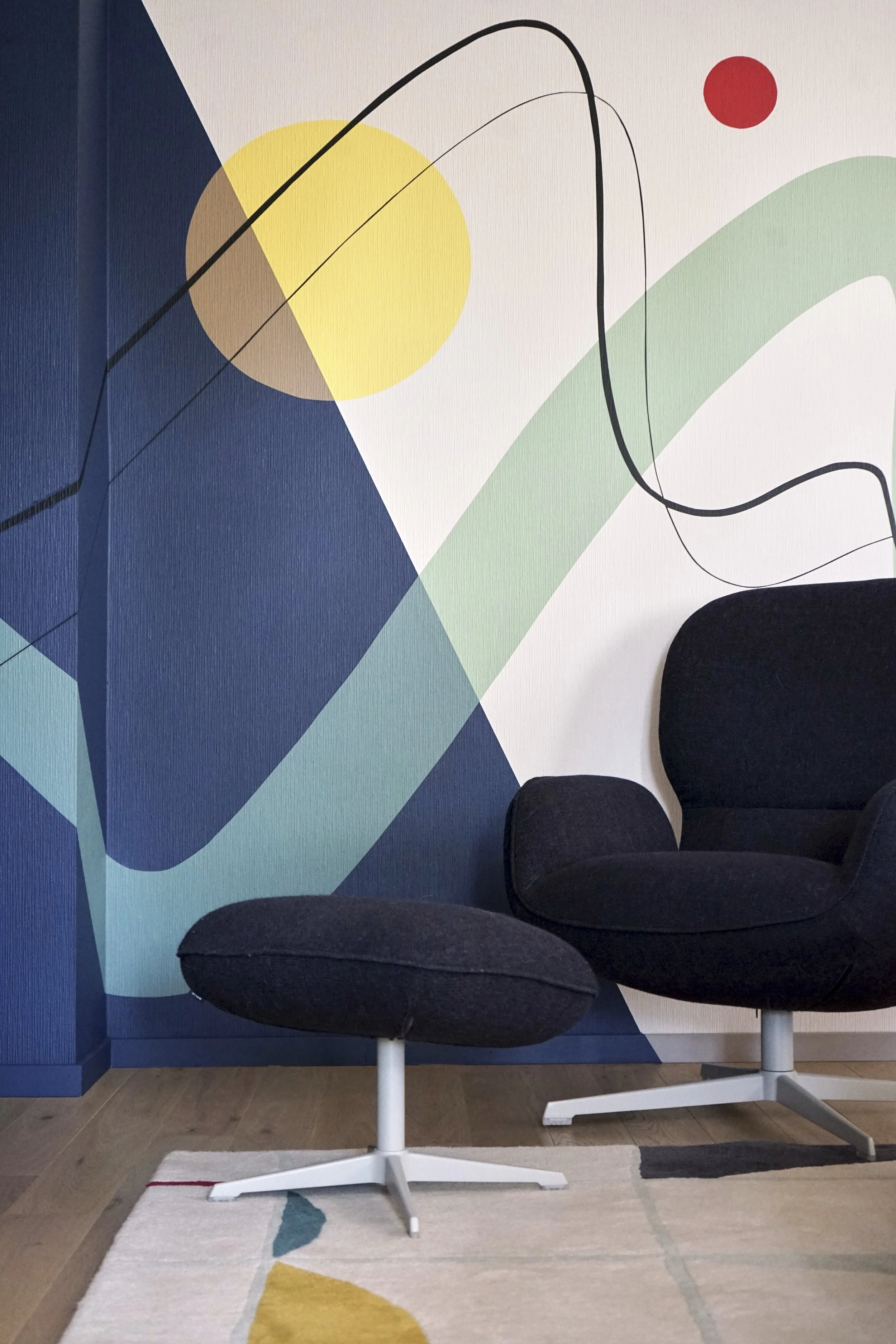 Salon contemporain avec fresque murale réalisée par Atelier Pépite et décoration intérieure sur mesure à Strasbourg.