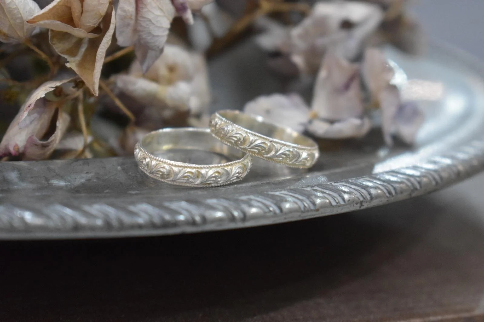 Iris Patterned Wedding Band