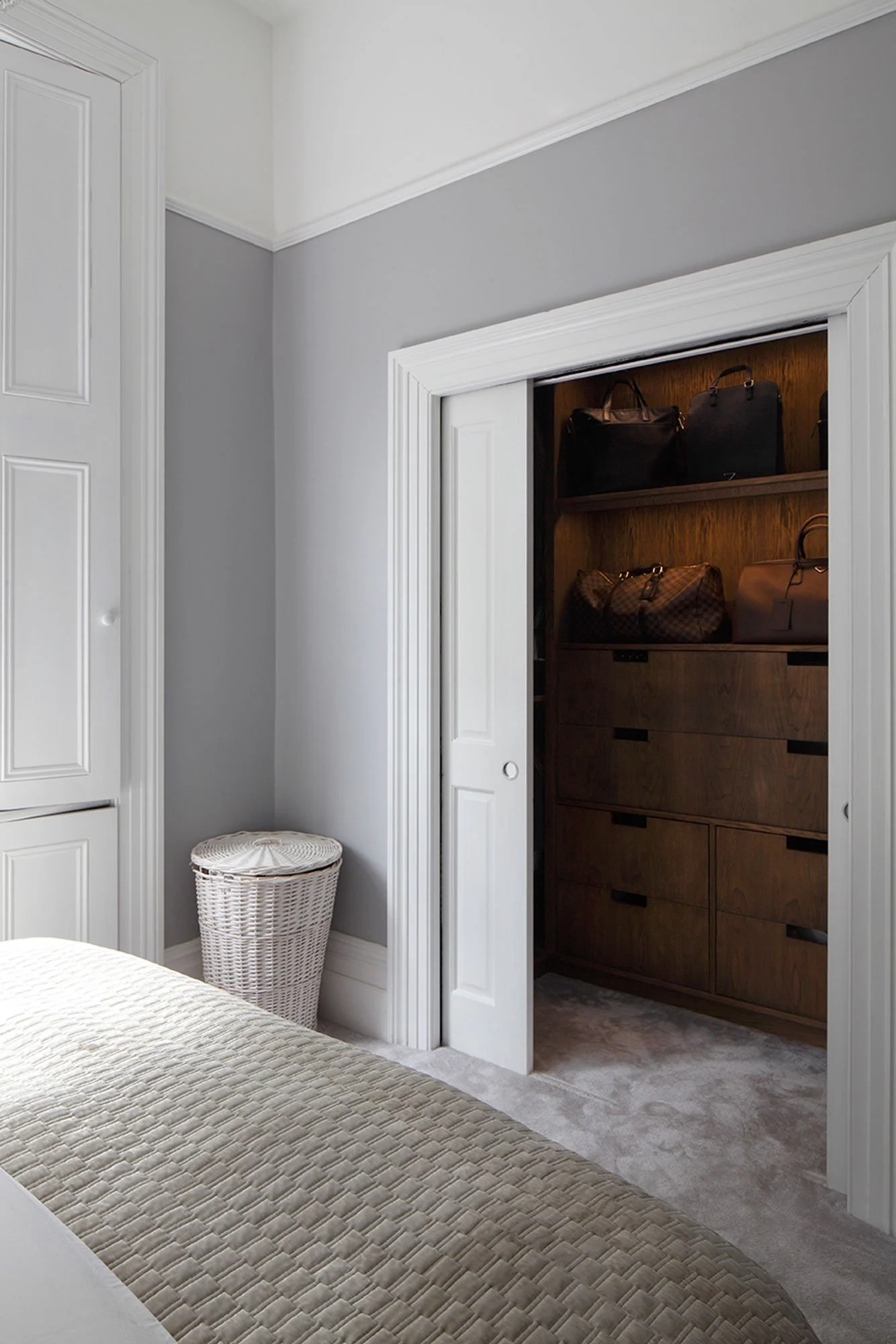 Bedroom with built-in wardrobe with sliding doors - Marjoram Architects Crescent Wood Road Project
