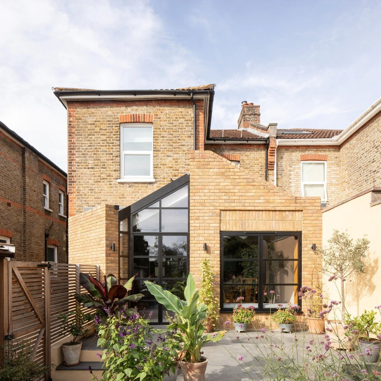 1/3 - Kent House Road is a contemporary and sculpted ground floor extension with a unique form that responds to the geometrically irregular site boundary condition.

The new extension creates additional internal space which allows the existing ground