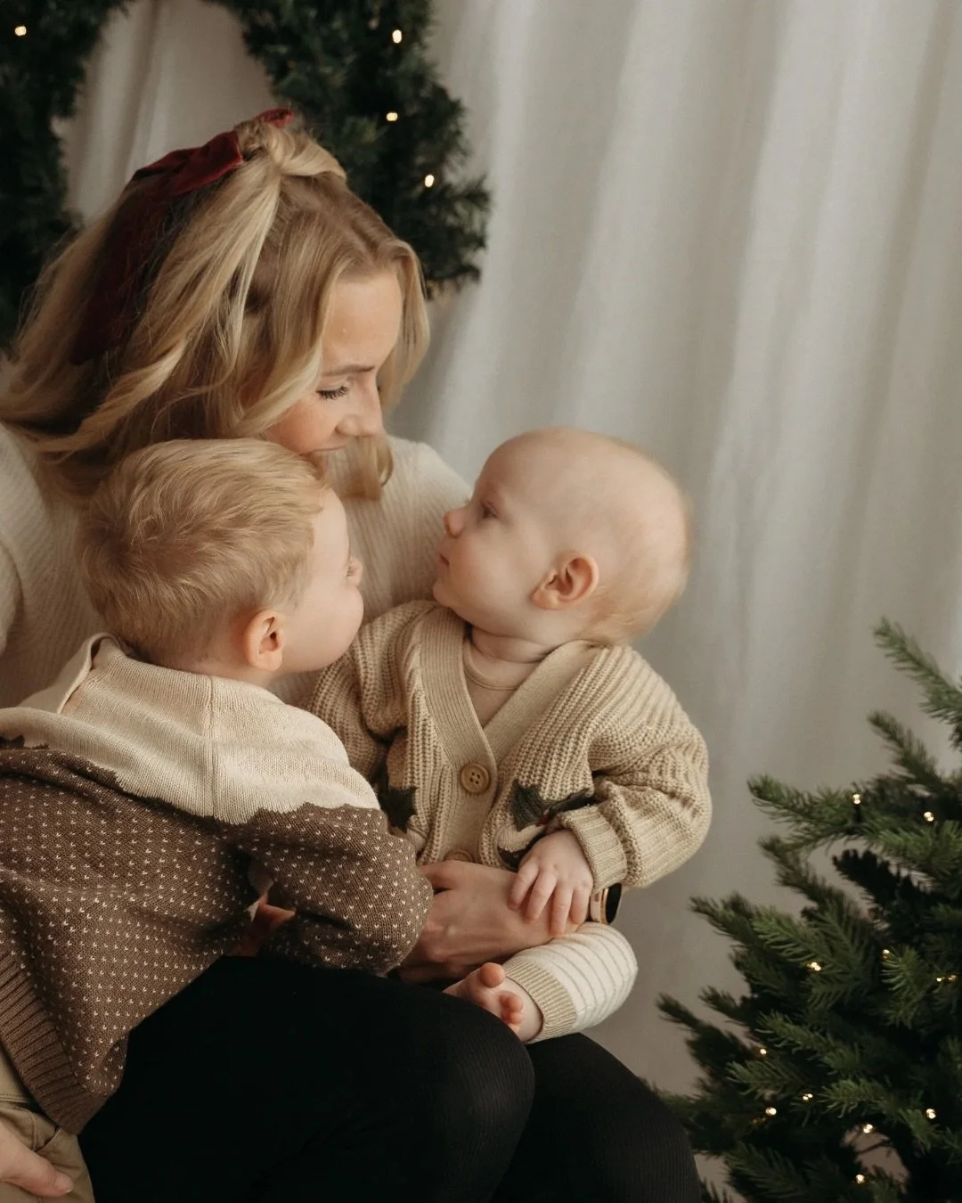 ✨Christmas Mini’s✨ 
🎄Sunday 9th December in St Mary’s Platt, TN15 
🎄A 20 minute session with a minimal neutral Christmas theme
🎄All sessions include 5 hand edited beautiful image of your choice to download
🎄15+ images to choose fr