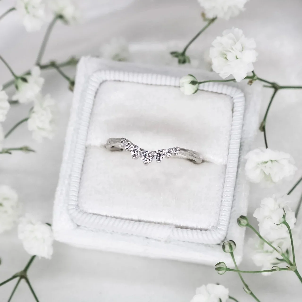 Gradient Brilliant Curve Ring

Available in 9ct Yellow, White and Rose Gold, 18ct Yellow, White and Rose Gold and Platinum.
Available with Lab or Natural Diamonds