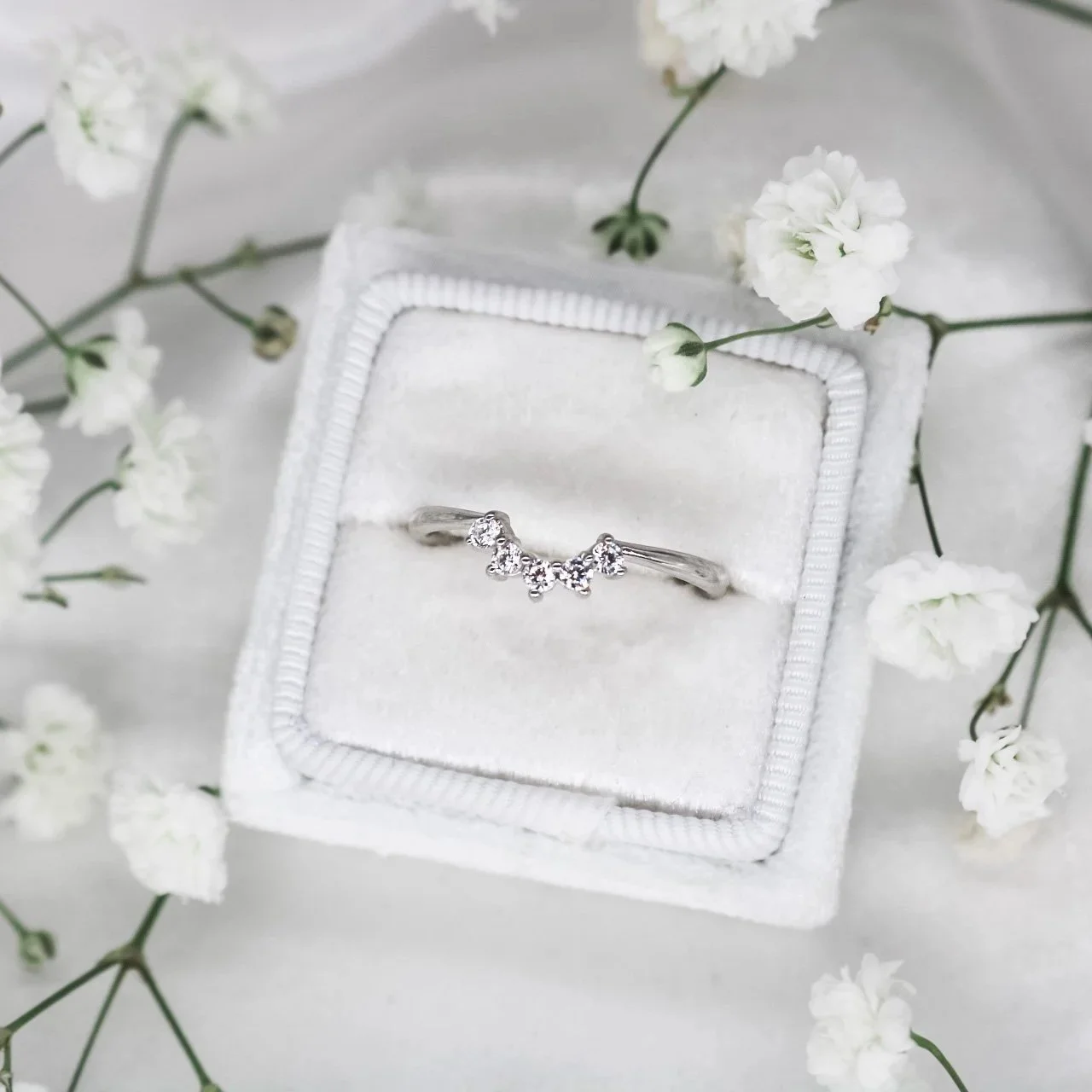 2mm Brilliant Curve Ring

Available in 9ct Yellow, White and Rose Gold, 18ct Yellow, White and Rose Gold and Platinum.
Available with Lab or Natural Diamonds