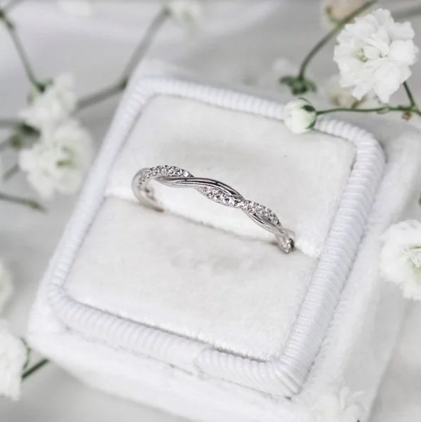 Rope Half Eternity Ring

Available in 9ct Yellow, White and Rose Gold, 18ct Yellow, White and Rose Gold and Platinum.
Available with Lab or Natural Diamonds.

Available with diamond on one or both twists.