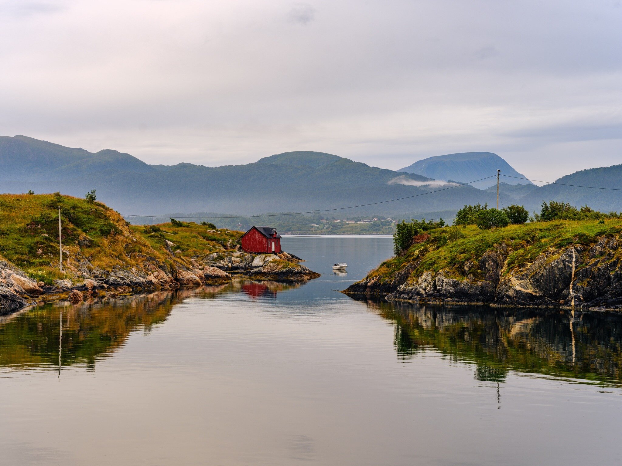 Norwegian vibes! 
📍 Aver&oslash;y, Norwegian coast, by the Atlantic Ocean Road.

photo by @sven_erik_knoff | FotoKnoff

#atlanticoceanroad #norway #norge #mittnorge #norgeimitthjerte #visitnorway #visitnorge #norwegiancoastline #atlanticroad #norway