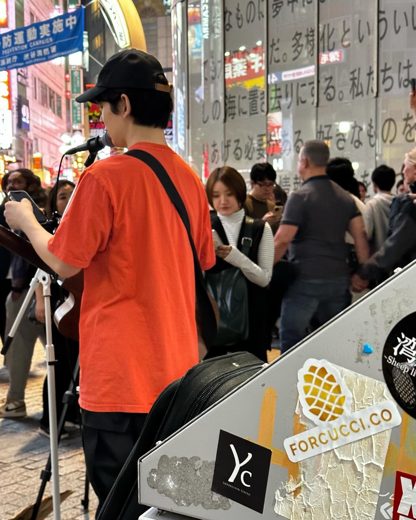 Busker in Tokyo jamming in Shibuya Scramble area. 

#forcucci #tokyo #shibuya #streetwear #underground #nujabes