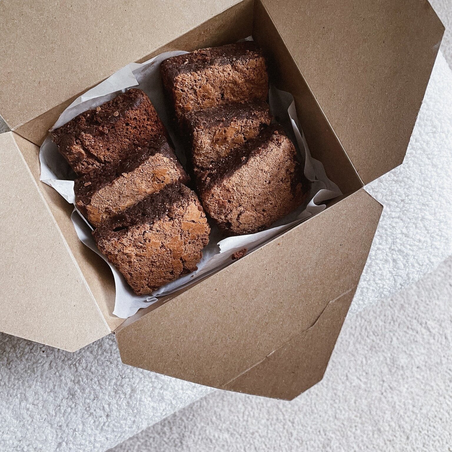 The best way to brighten someones day? 
A box of six insanely good Gluten-Free Chocolate Brownies 💗

FREE delivery (UK Only) - sent via Royal Mail 1st class post. 💌
Available to purchase via our website: www.sevenmile.co.uk

.
.
.
.
.
#Brownies #Ve