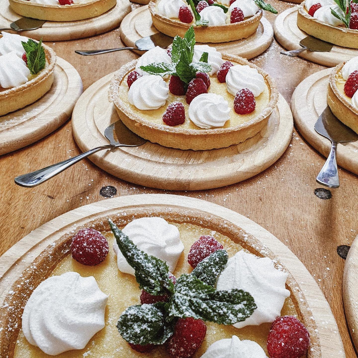 The perfect wedding dessert - meet our family style Lemon Tarts 🍋

.
.
.
#wethelemanor #lemontart #weddings #weddingcaterer #cotswoldcatering #cotswoldcaterers #lemon #dessert #weddingdessert #oxfordshire