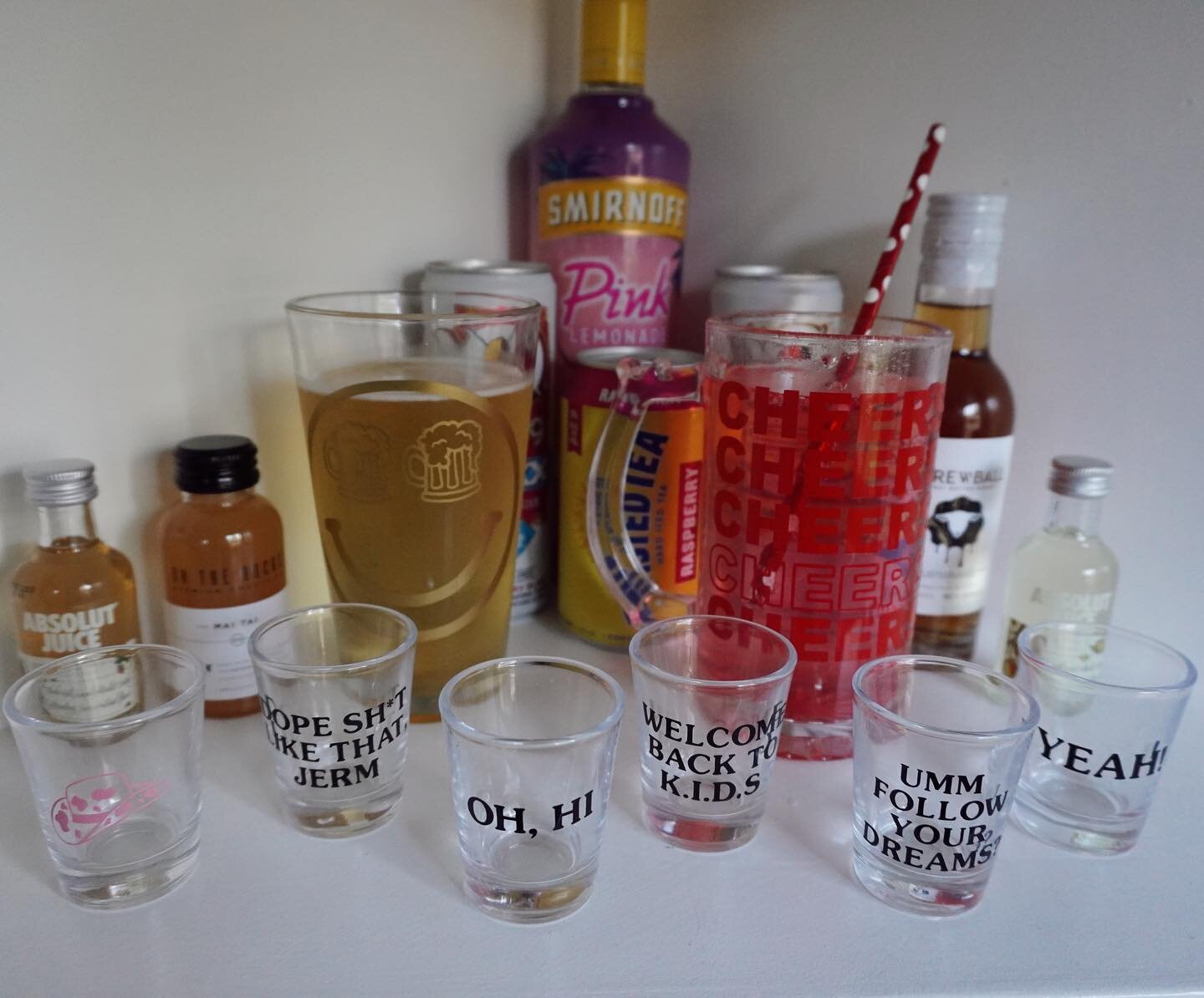 GLASSWARE BABYYYY 🍻 no better way to kick off the weekend than drinking with Partee!! I am so excited to launch custom glassware&hellip; you want it, I got it &macr;\_(ツ)_/&macr; swipe to see what I&rsquo;ve made so far, DM to get your own! Bottoms 