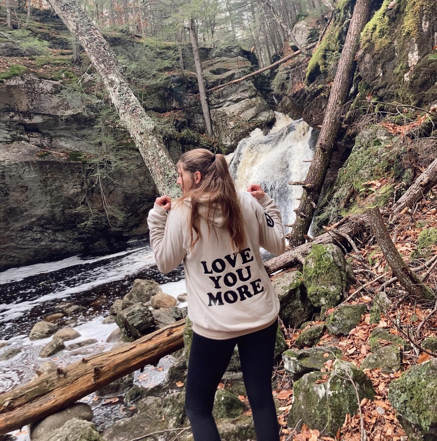 The hoodee says it all 🥰🤍

#parteedesigns #partee #smallbusiness #happyhoodees #hoodies #custom #customhoodies #loveyoumore #smiley