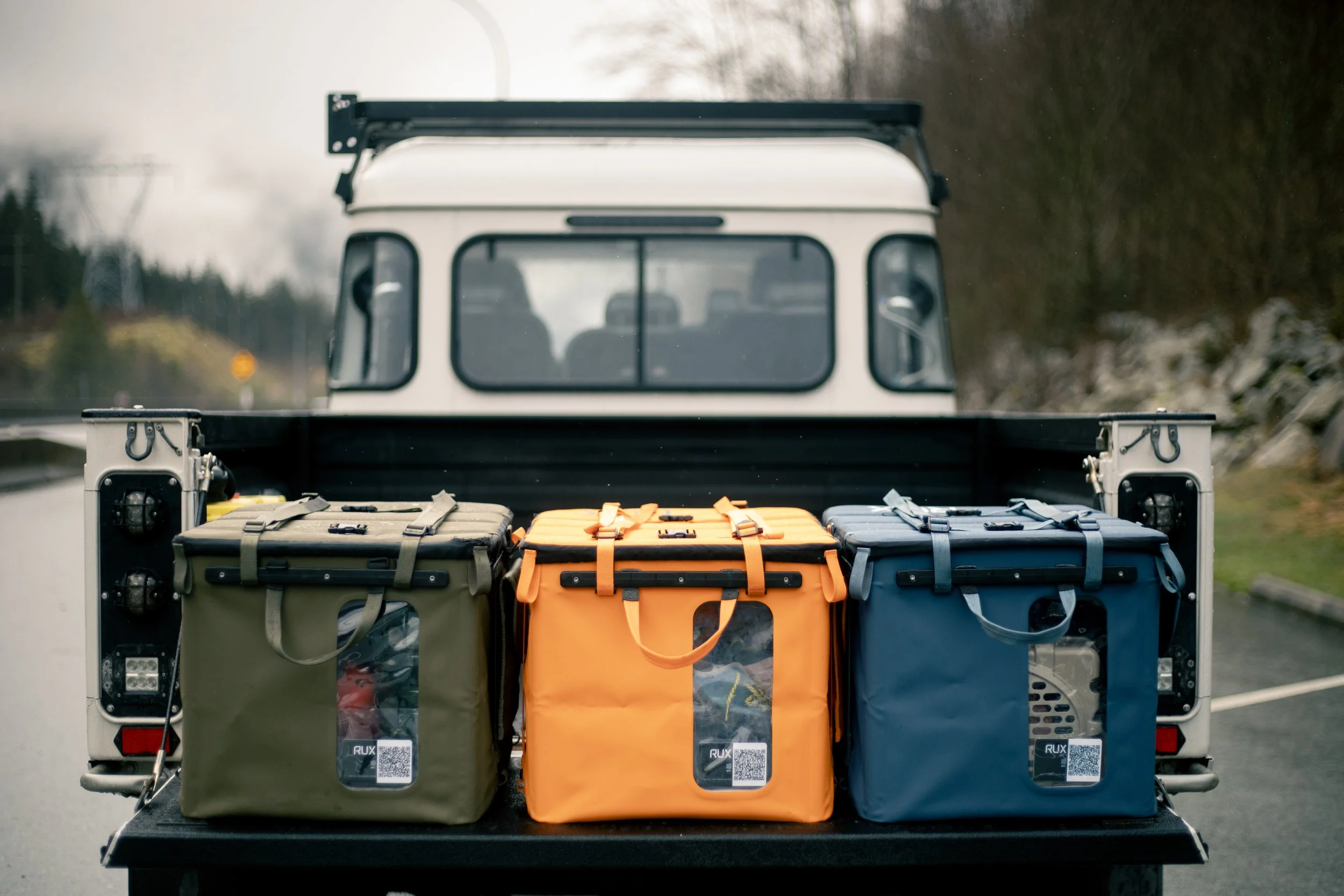 Homme courant sur un sentier montagneux portant une veste Gorewear fournis par Reson8.