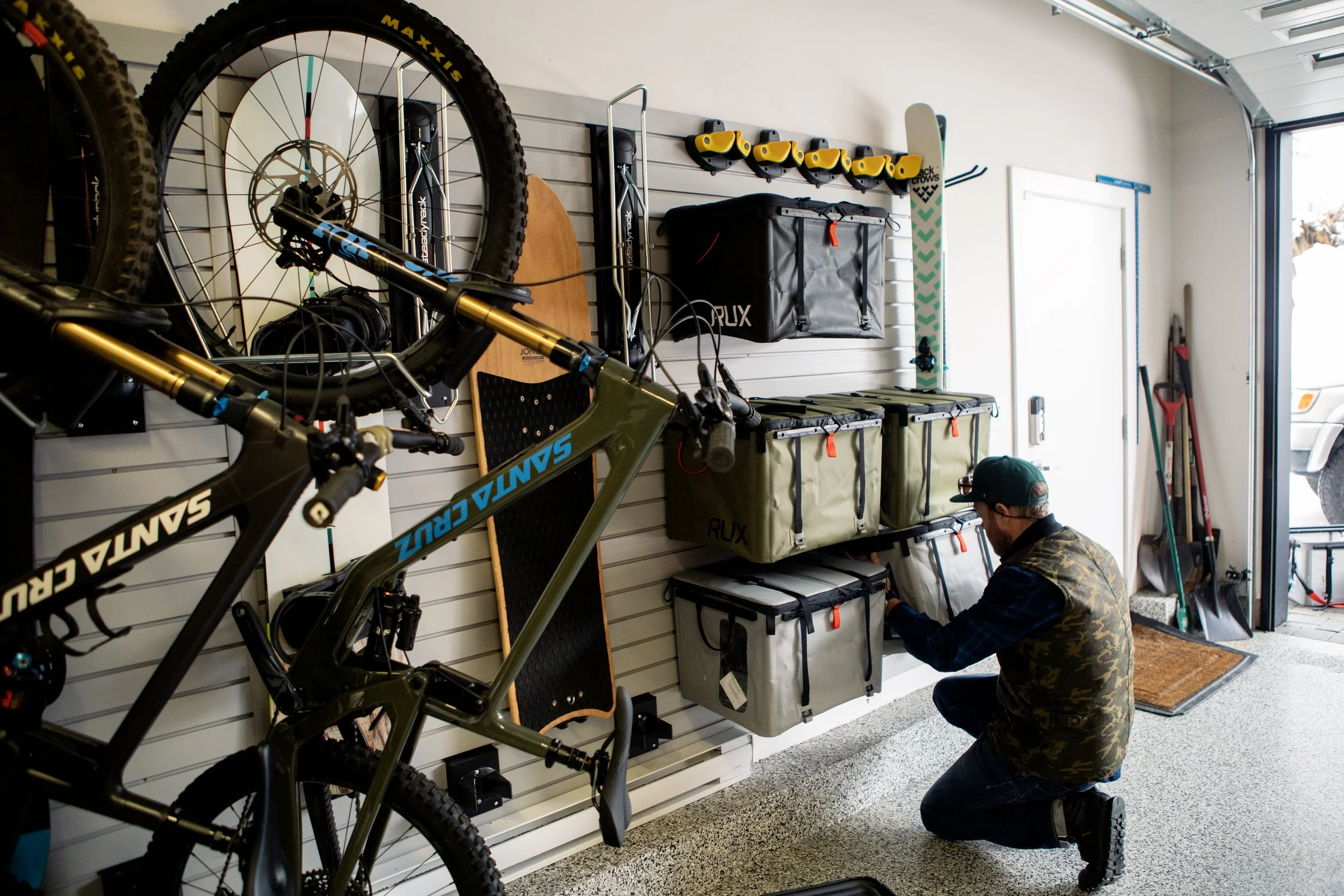 Deux cyclistes portant des ensembles Gorewear fournis par Reson8.