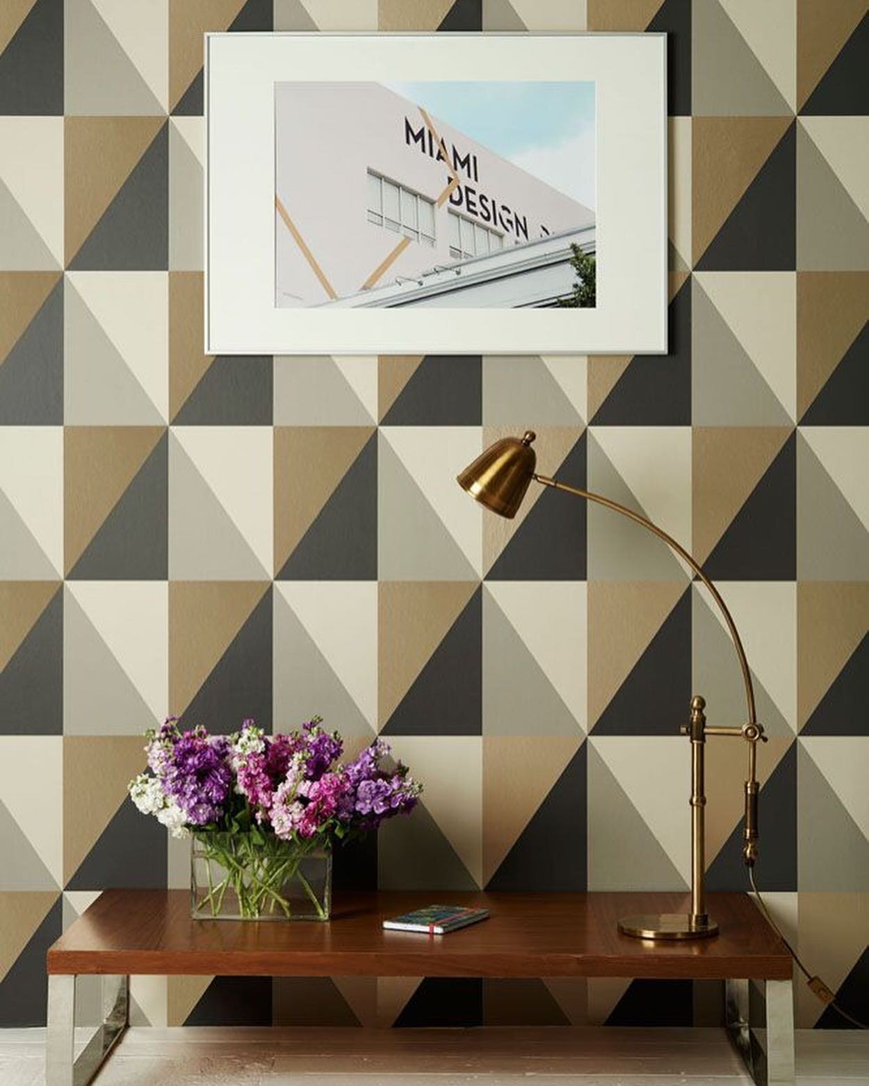 Geometric wallpapers to create minimalistic and abstract design in your interior. #wallpaper #interiordesign #geometric #pattern #interiorstyling