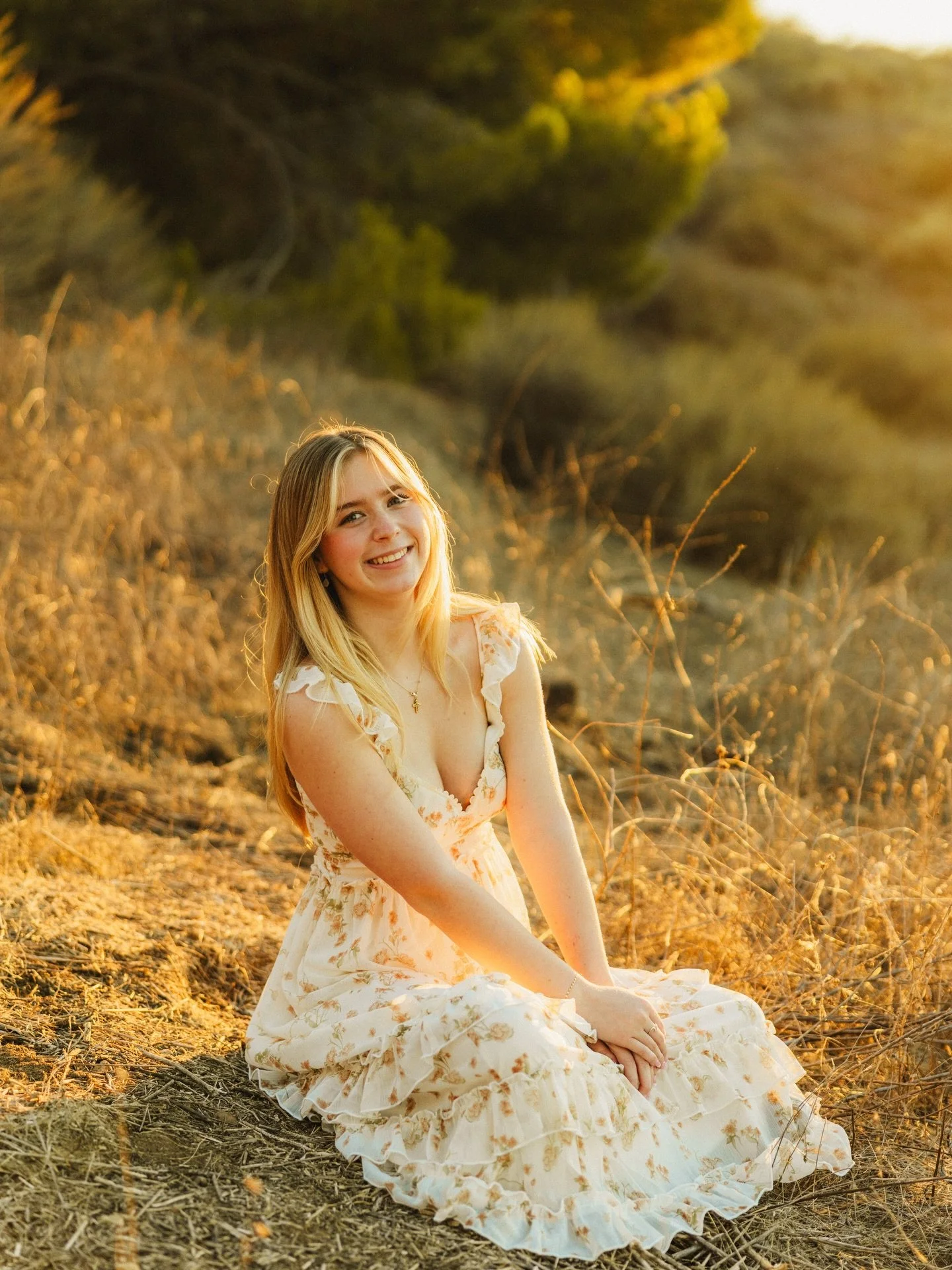 #SENIORSUNDAY - In Los Angeles with Sophia! 

The second of two sessions done during my trip to LA last month, I spent multiple hours looking for the perfect spot to have this session. Without living in the area, it&rsquo;s difficult to parse out thr